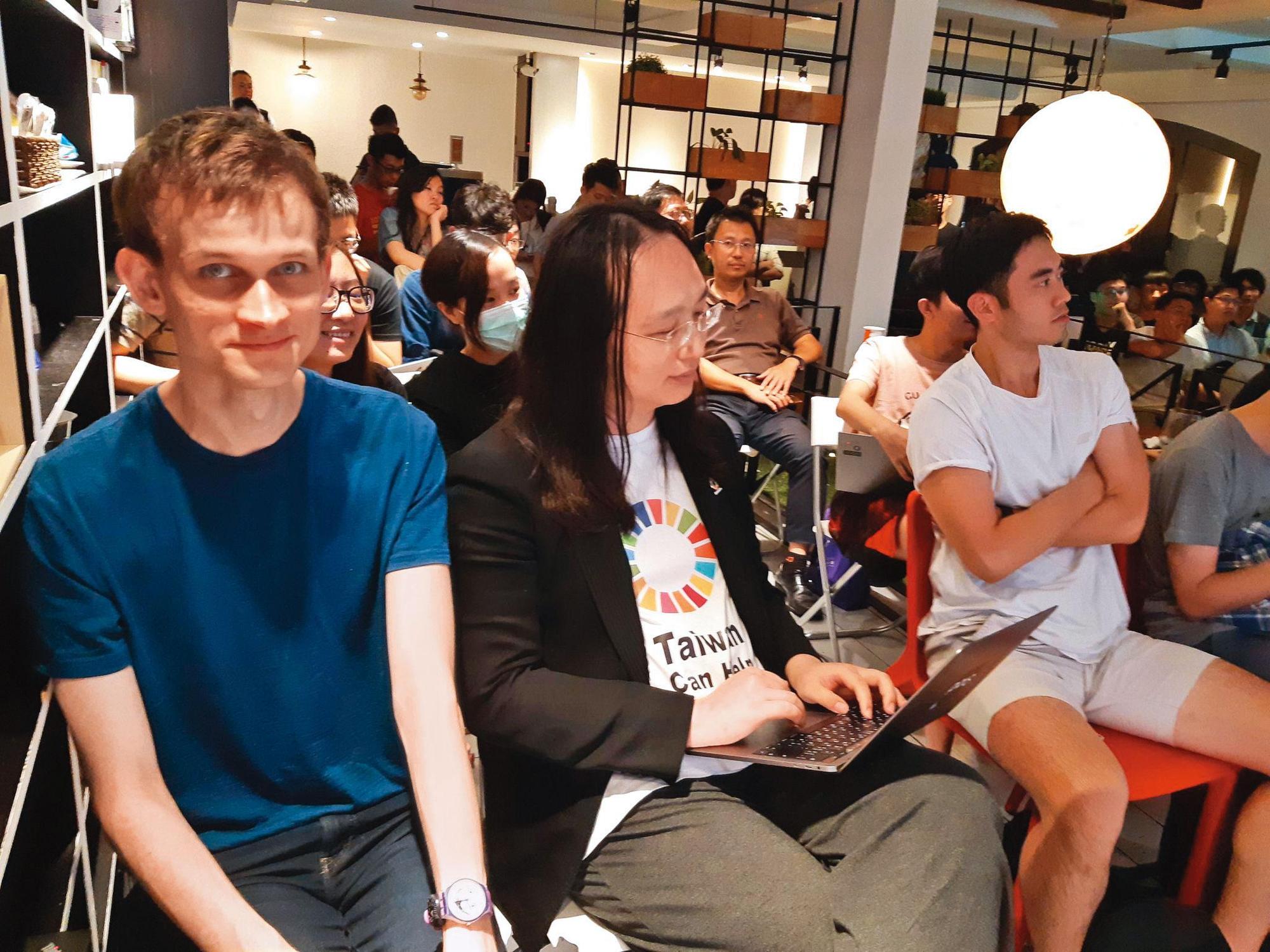幾年前，以太坊創辦人Vitalik Buterin（左）曾來台與唐鳳（右）進行數位科技相關討論。（翻攝創咖啡臉書）