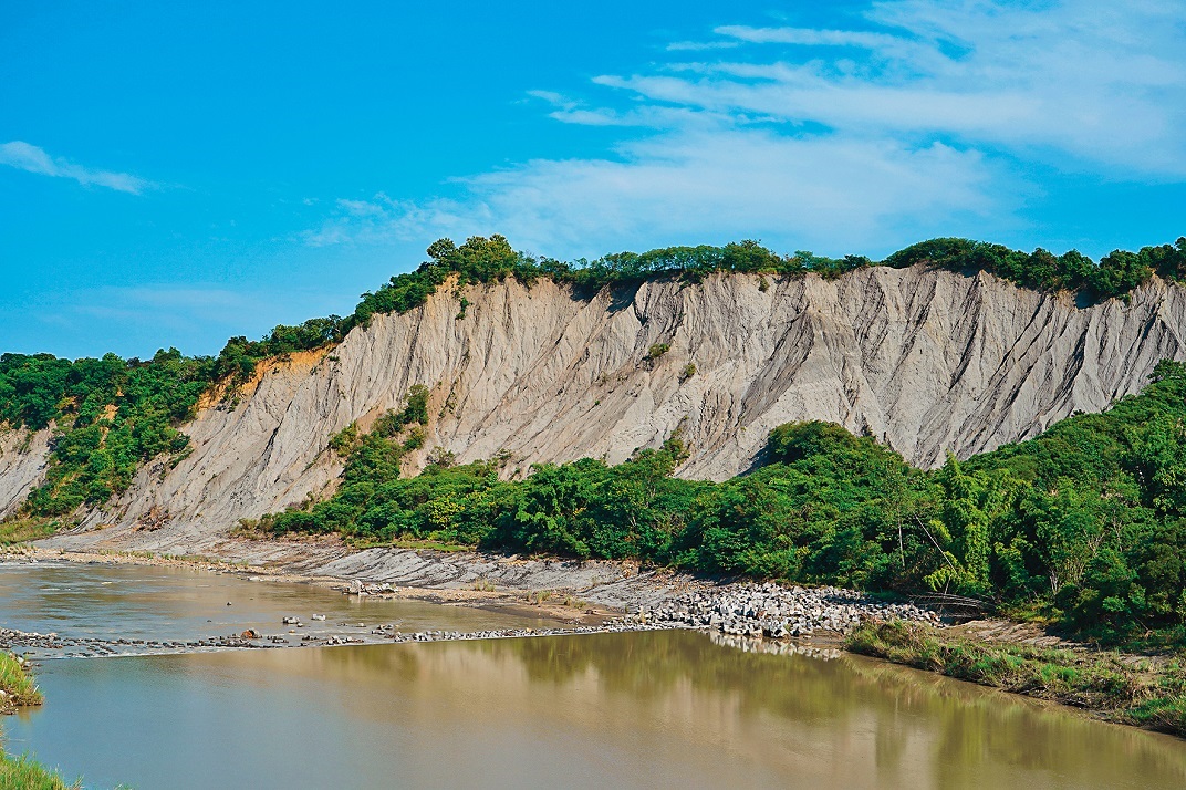 站在「走馬瀨農場」大門口收費站前就能眺望曾文溪旁的惡地地形。