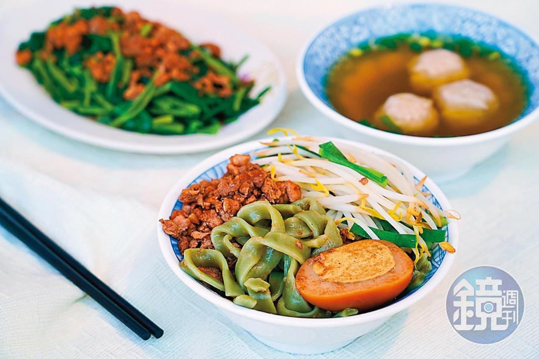「田媽媽草香餐坊」以狼尾牧草汁做成的「肉燥牧草乾麵」(60元/份)、「牧草虱目魚湯」(30元/碗)、及「燙青菜」(40元/份)。