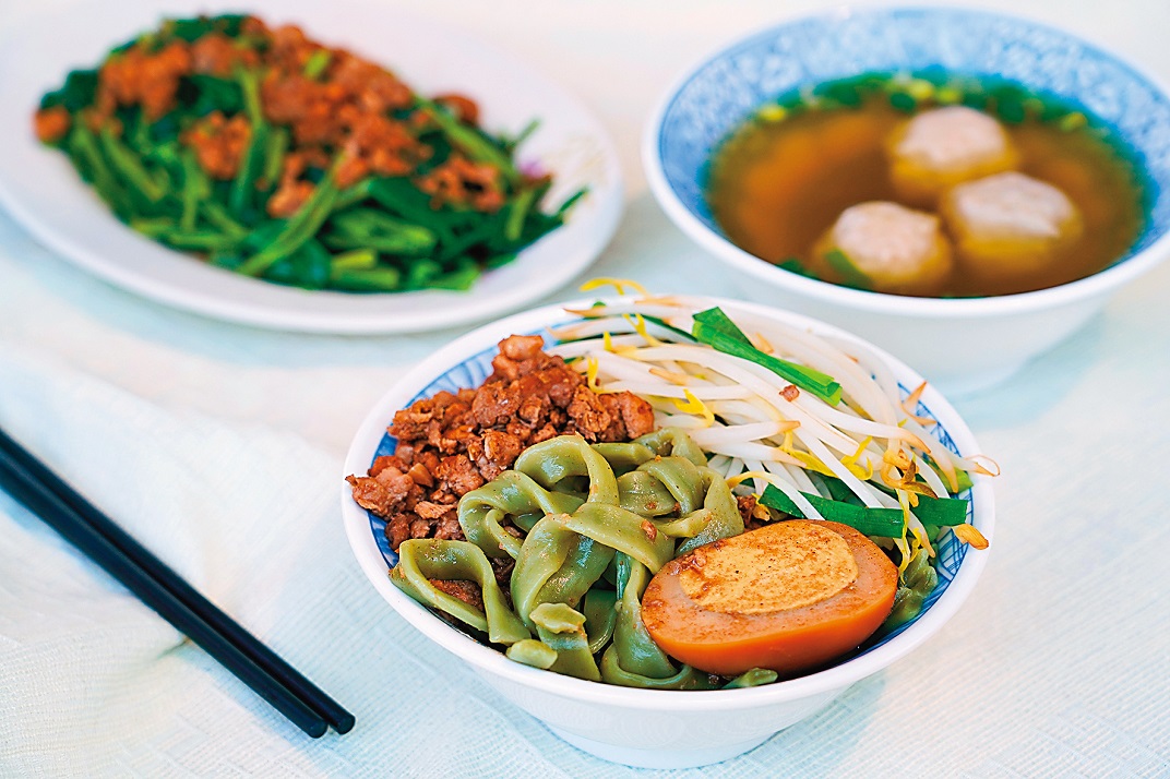 「田媽媽草香餐坊」以狼尾牧草汁做成的「肉燥牧草乾麵」（60元／份）、「牧草虱目魚湯」（30元／碗）、及「燙青菜」（40元／份）。