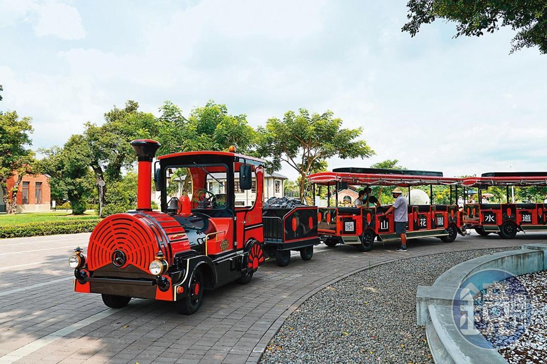 腹地廣大的園區,特別設有遊園小火車定點行駛,方便民眾搭乘。