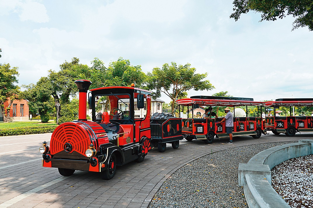 腹地廣大的園區，特別設有遊園小火車定點行駛，方便民眾搭乘。