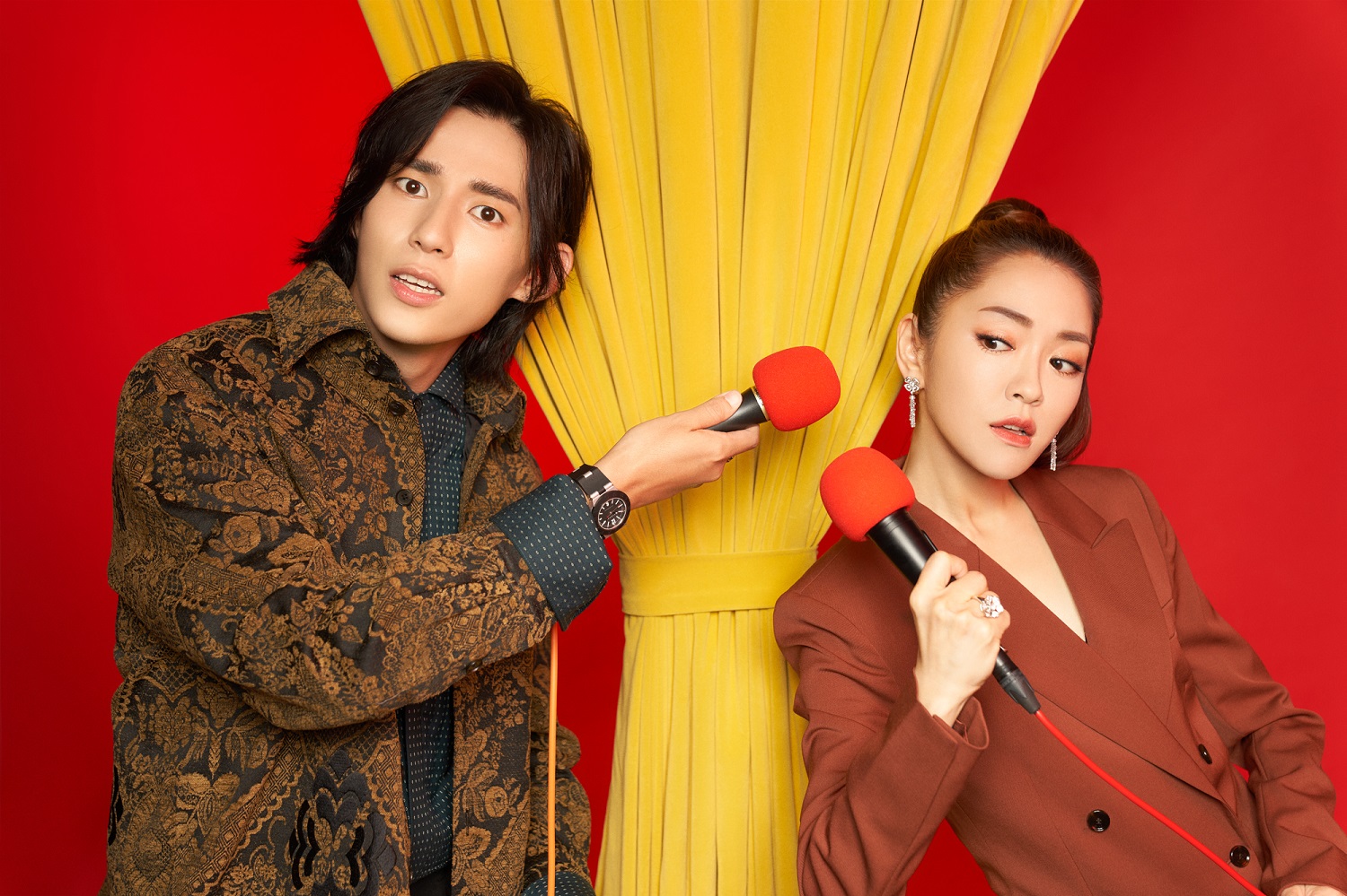 第12度主持金馬星光大道的楊千霈(右),這次搭檔徐鈞浩(左),為金馬影人服務。(金馬獎執委會提供)