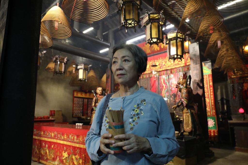 《我家無難事》由鮑起靜主演，在劇中她飾演一位資深花鈕老師。（myVideo提供）