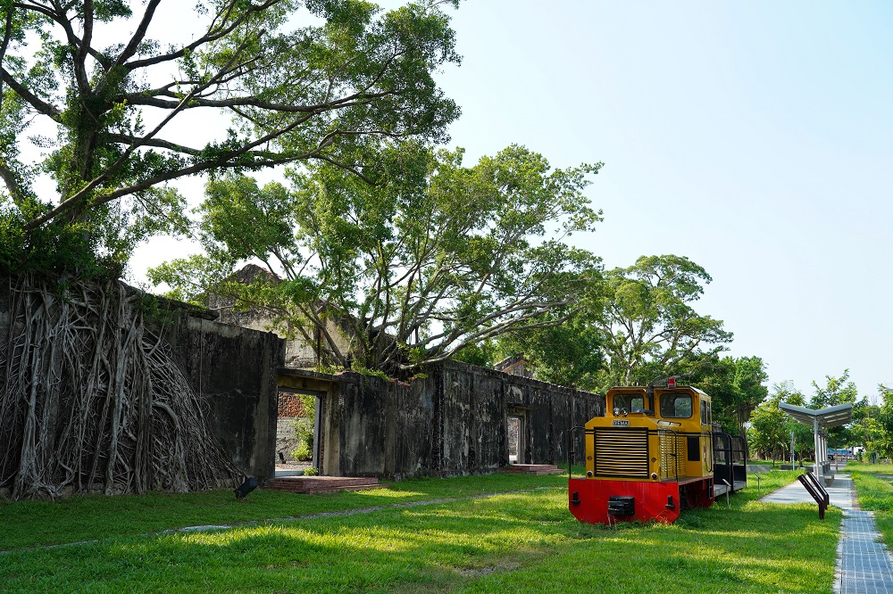 昔日岸內糖廠的糖鐵「鹽水車站」，如今成為遊客休閒的綠色廊道。