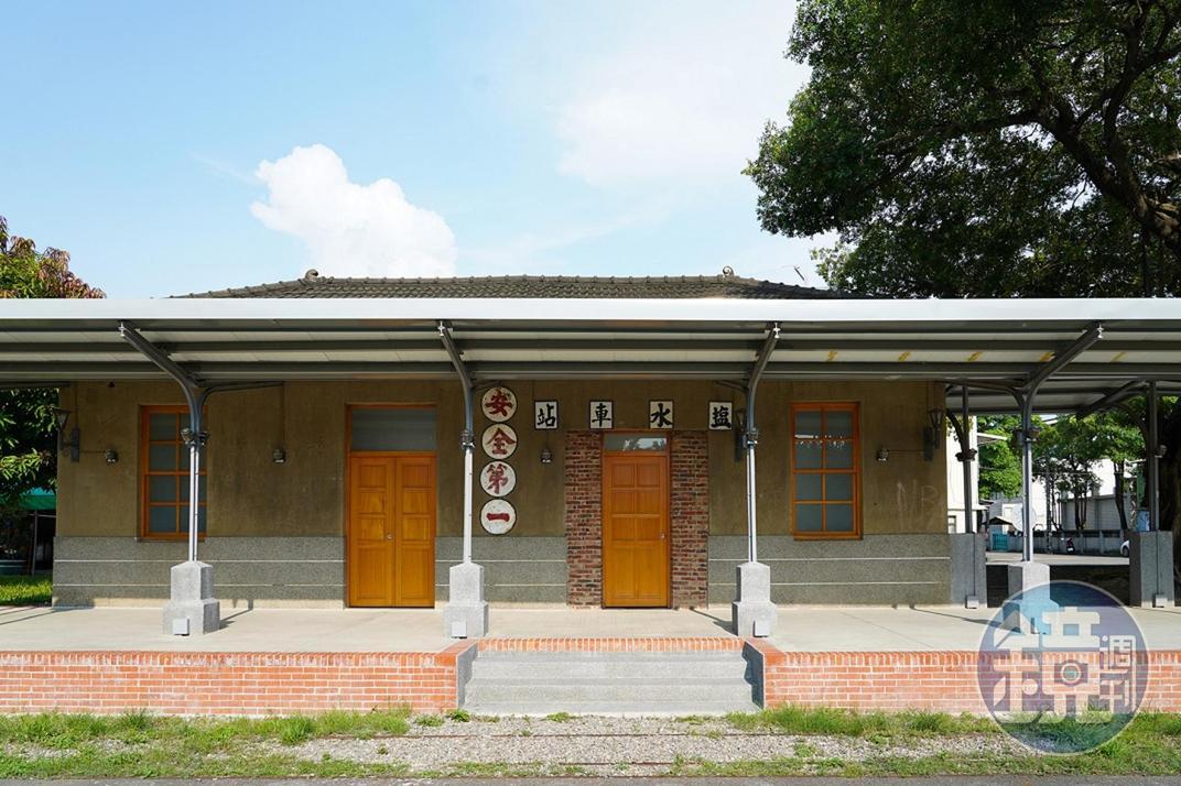 當年因岸內糖廠開啟糖鐵史上第一條載客業務,為此設立鹽水車站。