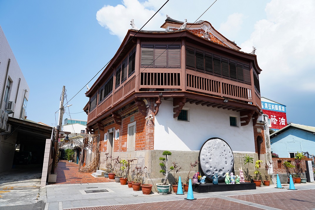 建於1847年的木造大宅「八角樓」，可是當年糖郊富商的豪宅。