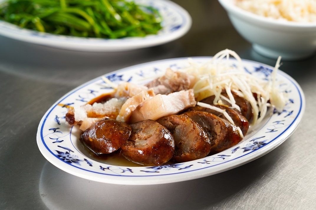 在來米與豬頭大骨高湯煮成的「豬頭飯」，口感偏乾硬，一般人吃不太習慣。（10元／碗）