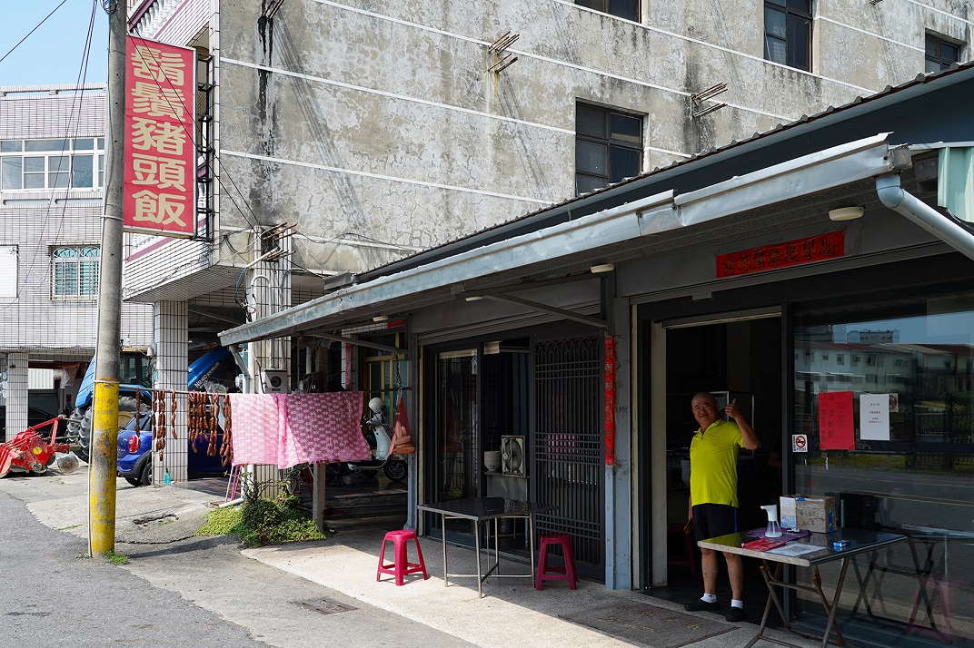 外觀不起眼的「鬍鬚豬頭飯」，是鹽水當地有名的小吃店。