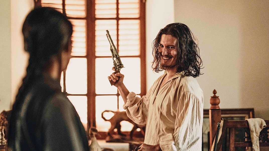《斯卡羅》演員周厚安（右）飾演英商天利行經理，有「台灣通」的稱號。（公視提供）