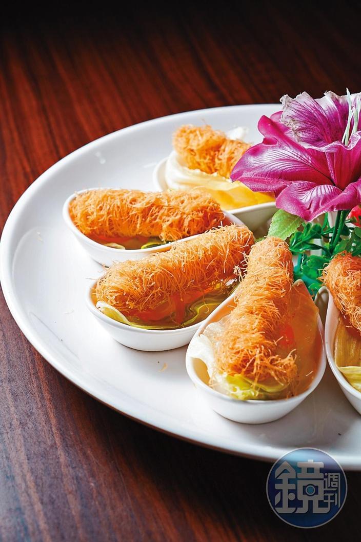 酥炸「蠶絲捲」包著Q彈蝦漿,搭配生菜與醬汁,酸甜脆口。