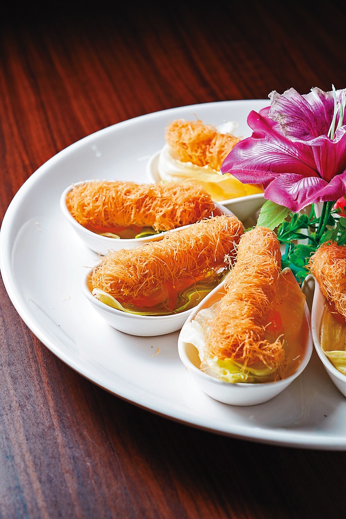 酥炸「蠶絲捲」包著Q彈蝦漿,搭配生菜與醬汁,酸甜脆口。