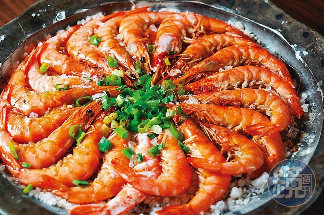 簡單料理的「鹽焗蝦」,吃得到蝦肉的鮮甜滋味。(380元/大份)