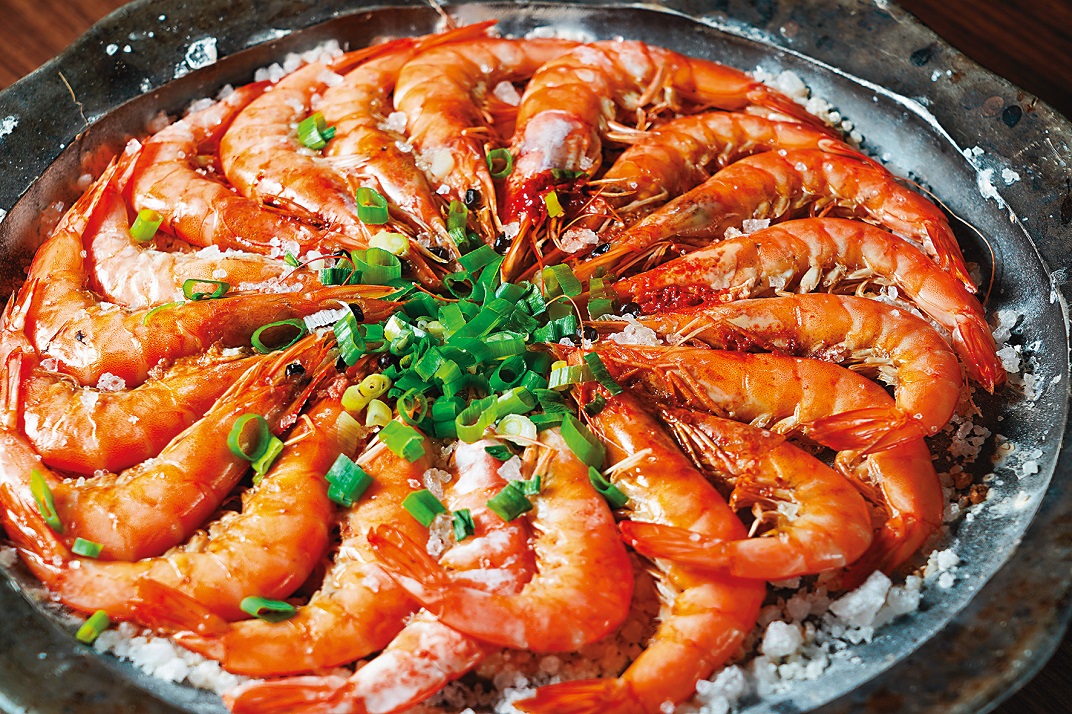 簡單料理的「鹽焗蝦」,吃得到蝦肉的鮮甜滋味。(380元/大份)