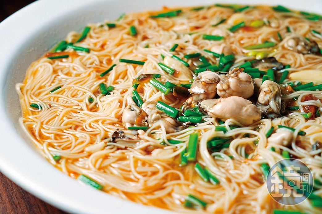 店內三寶之一的「蚵仔麵線」,令人吃得滿足。(350元/大份)