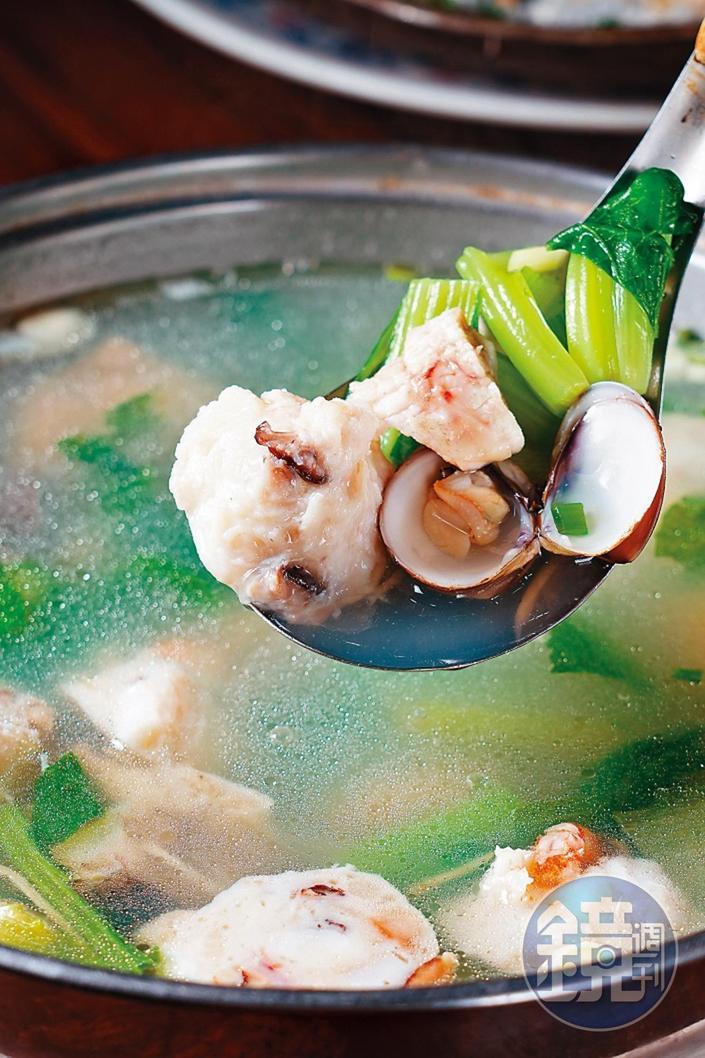湯頭鮮甜的「石斑魚頭刈菜蛤蜊湯」(450元/大份),加點豐盛的「魚翅丸」(60元/顆)。