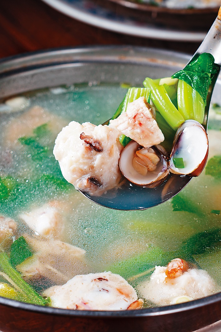 湯頭鮮甜的「石斑魚頭刈菜蛤蜊湯」(450元/大份),加點豐盛的「魚翅丸」(60元/顆)。
