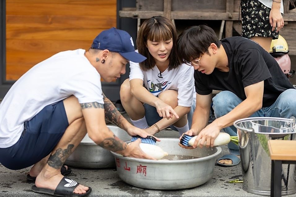 小豬（中）教導小春（左）、小樂（右）如何製作醃蘿蔔。（台視、好看娛樂提供）