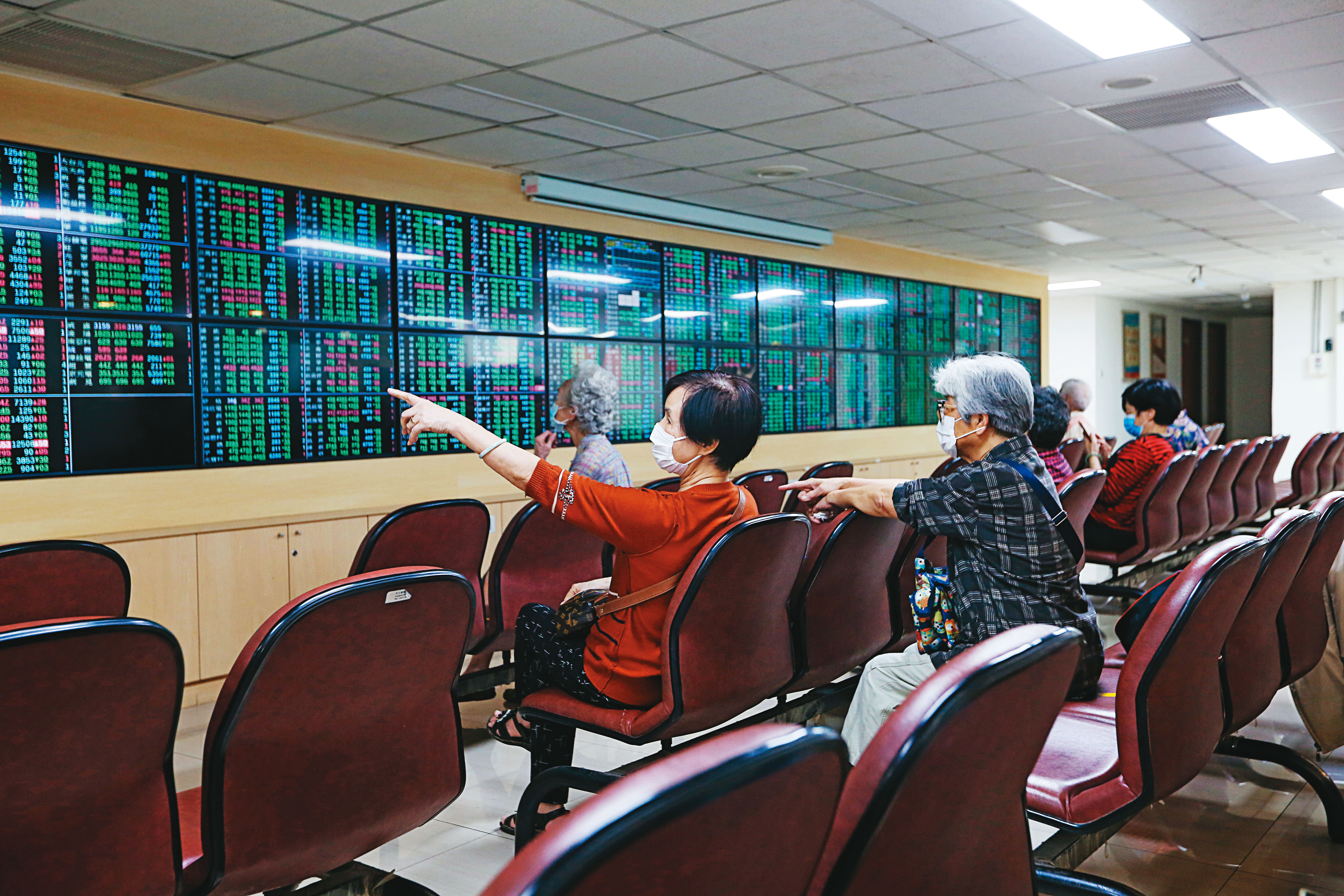 資金流向變化，產業基本面也在改變，台股上週大跌，新台幣漲勢趨緩。