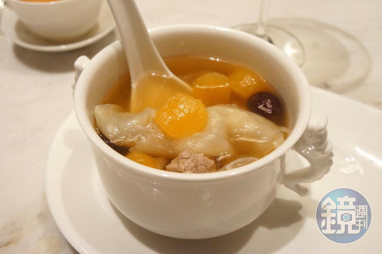 蒸燉3小時以上的「爵士湯:蜜瓜海螺瑤柱燉花膠」,清潤沁甜。