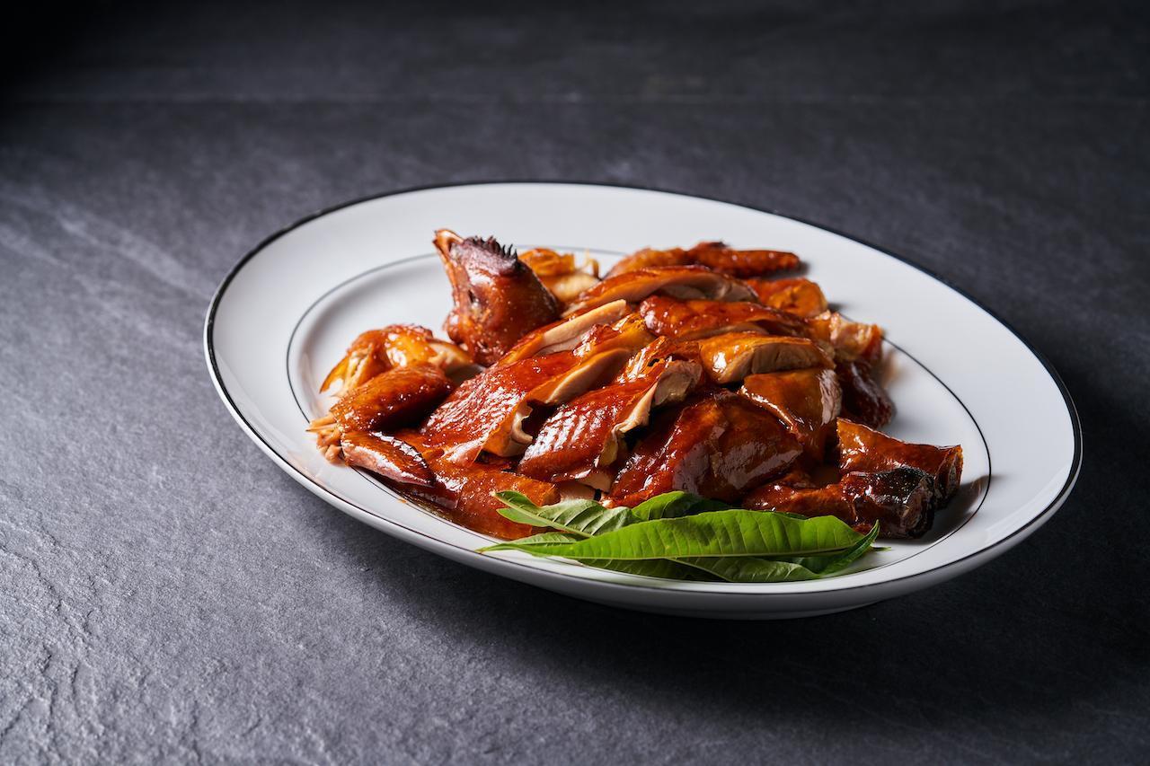 功夫菜「捌伍脆皮雞」皮酥,咬下時肉嫩保有雞汁。(捌伍添第提供)