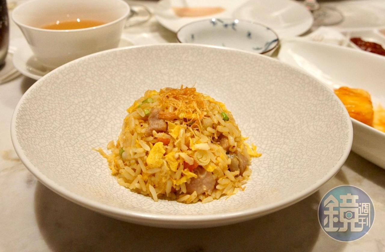 豪華炒飯「捌伍炒飯」集合了番茄、雞粒、鹹蛋、帶子、蝦仁、中卷及烏魚子等豐富食材。
