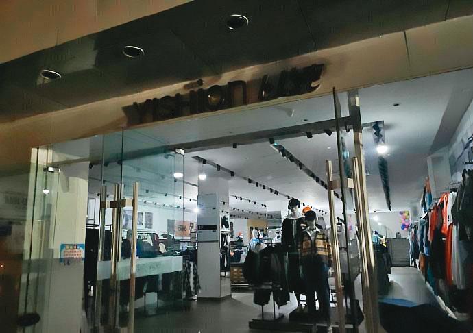 中國大陸這波限電來得又快又急,不少廠商措手不及,只能摸黑營業。(翻攝微博)