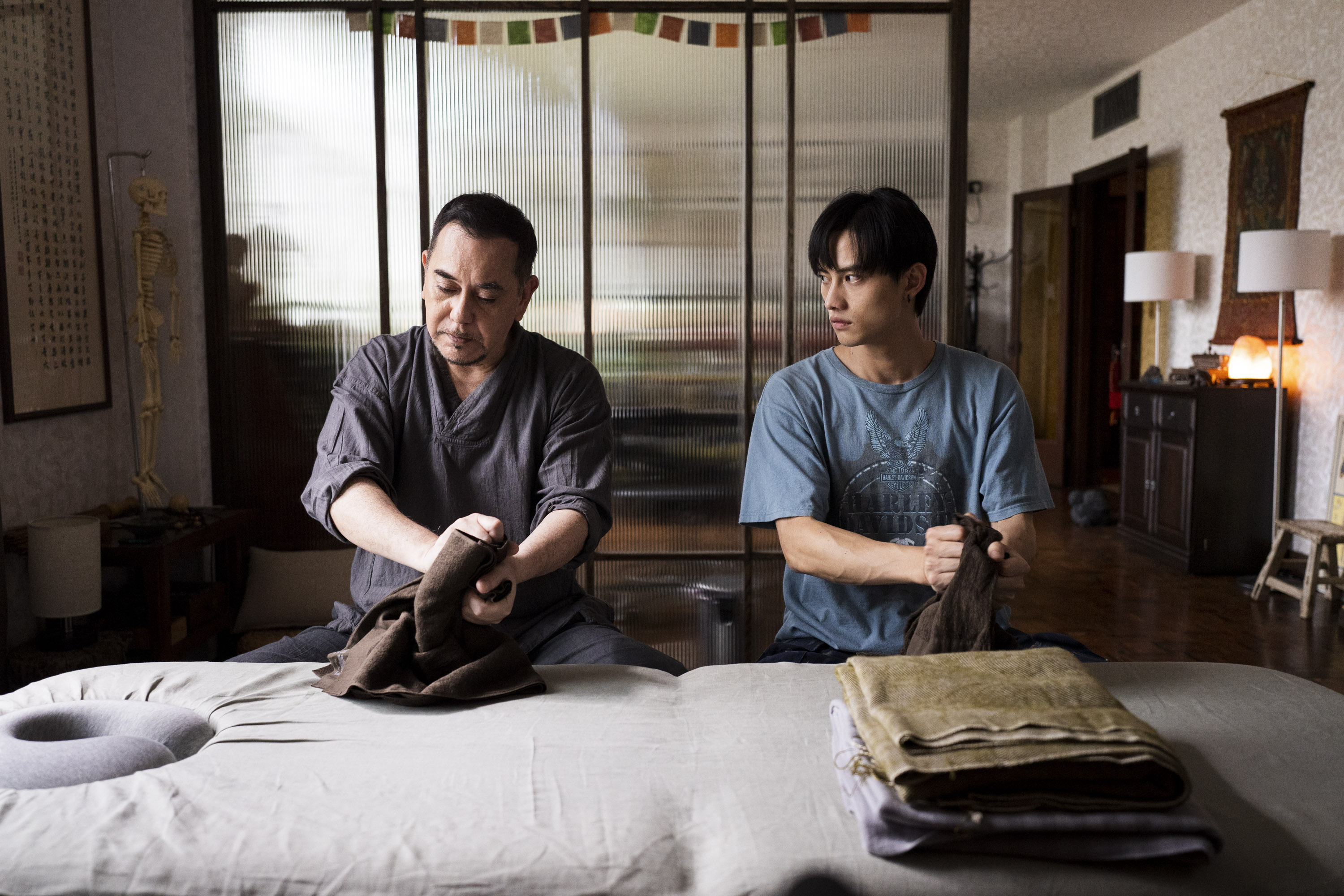 黃秋生（左）在《四樓的天堂》飾演推拿師，與范少勳（右）戲裡戲外都有師徒情誼。（公視提供）