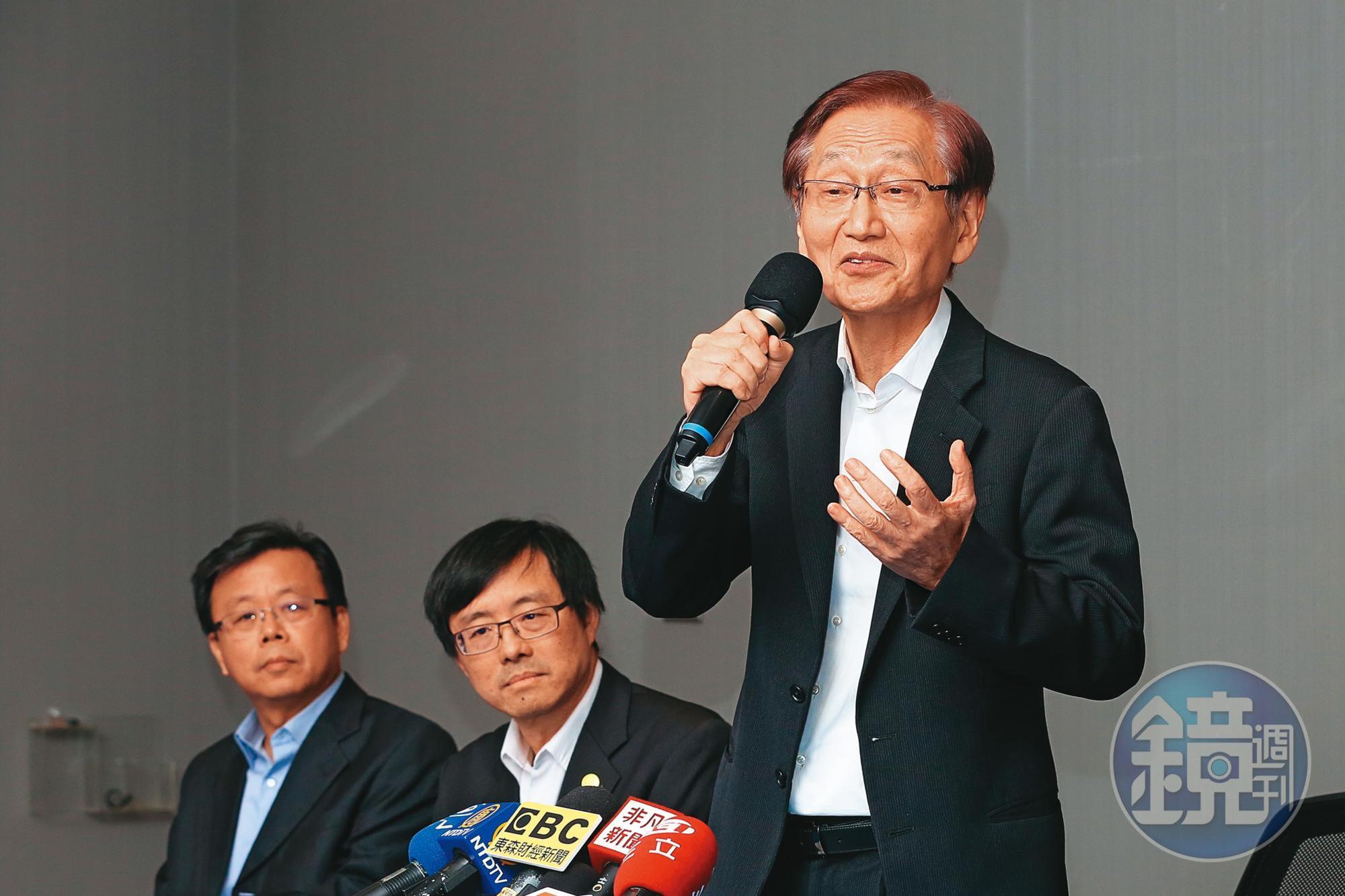 為免缺電風暴擴大,華碩董座施崇棠(右)和2位共同執行長天天盯庫存。