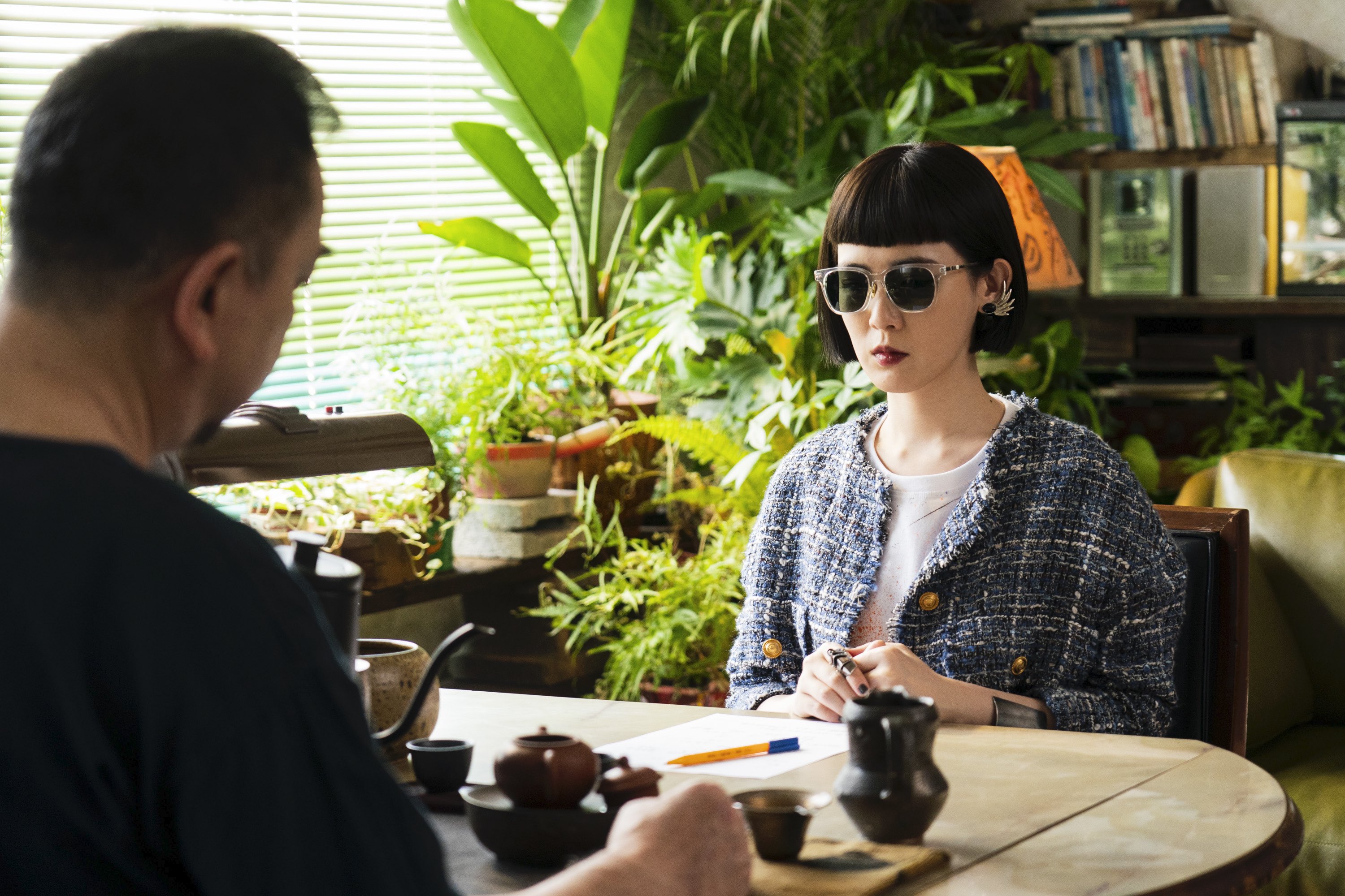 孫可芳（右）飾演的歌手心經不通，陳芯宜和樓一安設定的角色個性為比較沒自信或心力不足。 （公視提供）