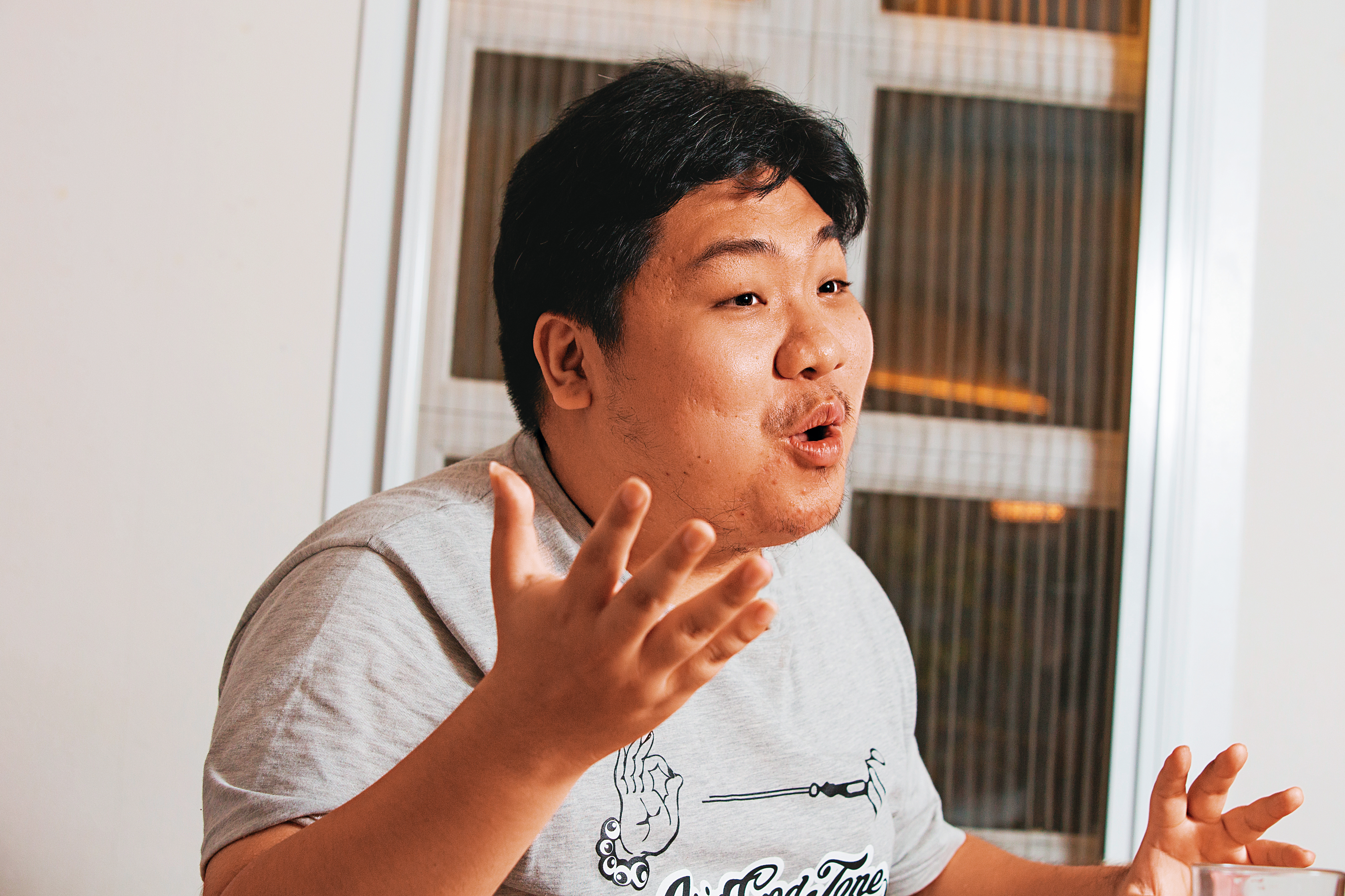 Toyz的下線藥腳轉為汙點證人供出販毒過程，還宣稱找上Toyz的死對頭「統神」大爆販毒內幕，讓統神樂得隔岸觀火。