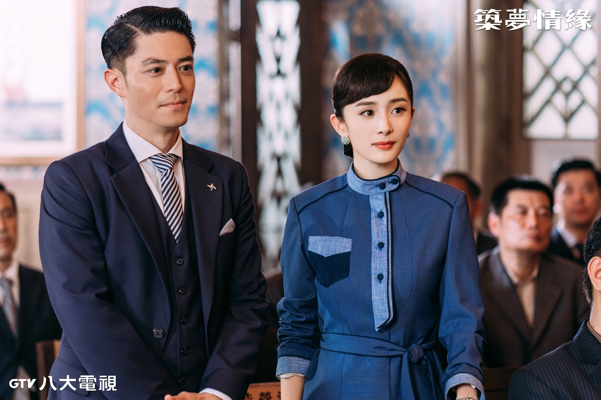 霍建華、楊冪在《築夢情緣》劇中分別飾演營造師和建築師，在建築專業知識上，劇組也特別安排建築領域的權威專家擔任顧問。（八大電視提供）