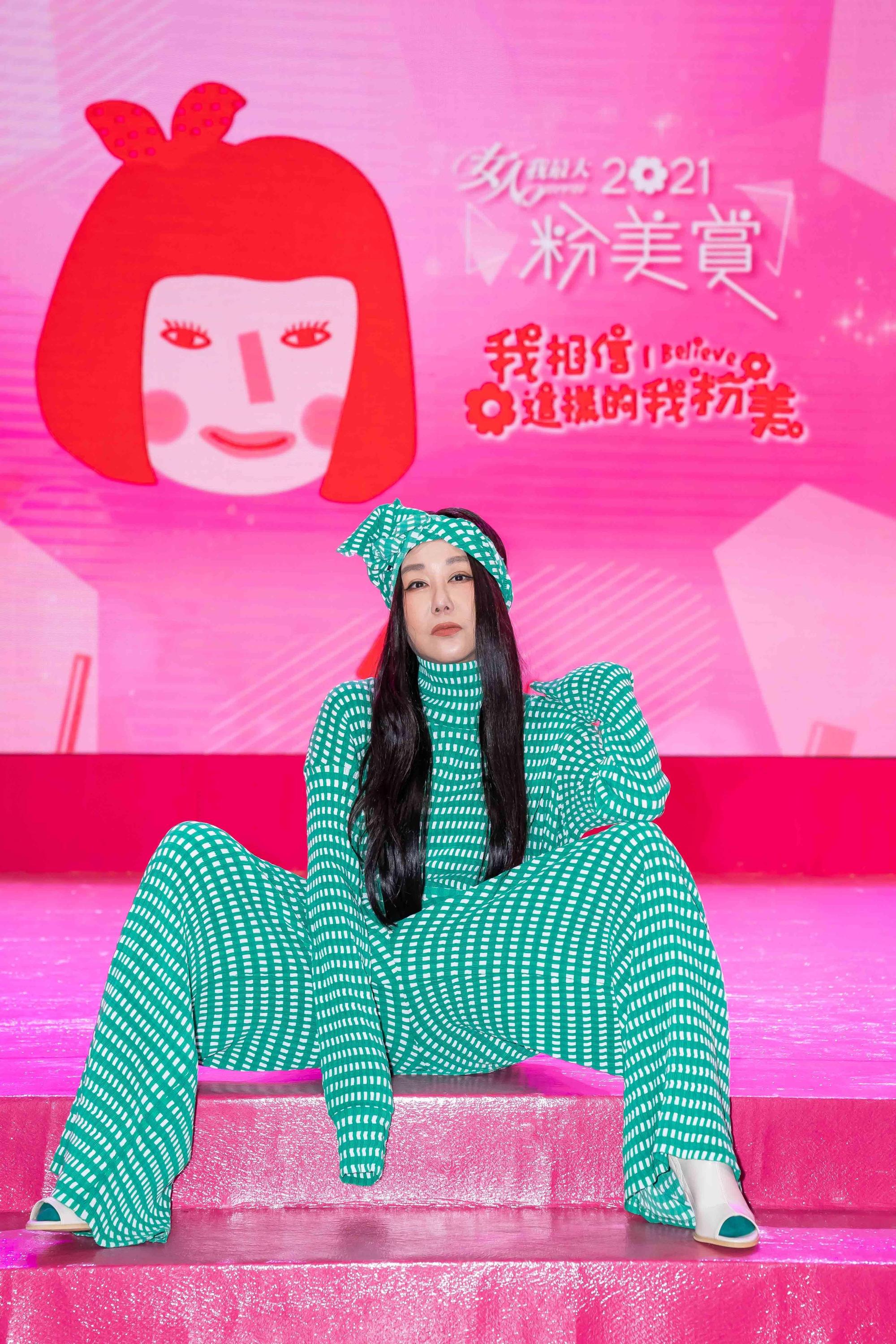 藍心湄自嘲打扮像「靈芝草人」。(TVBS提供)