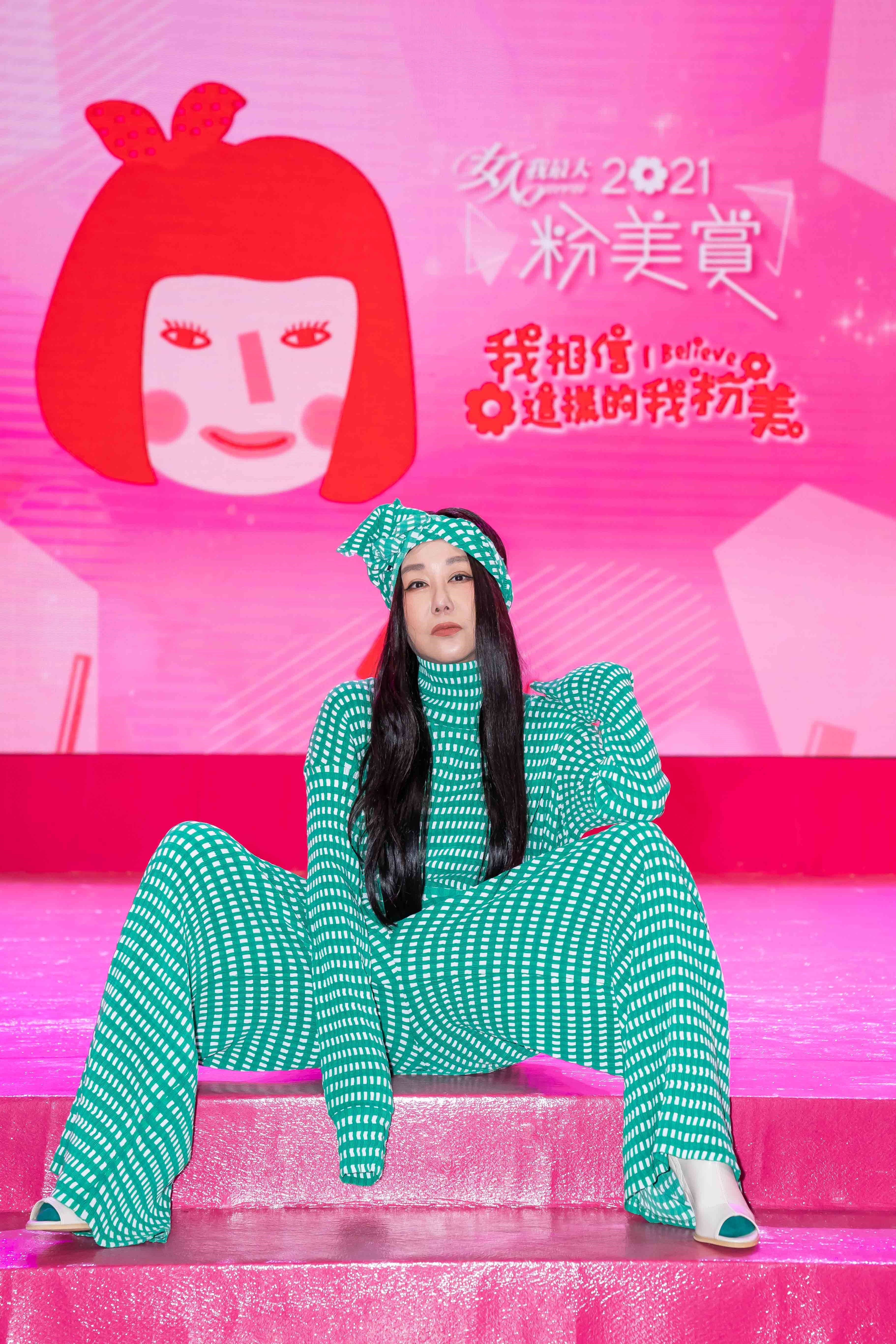 藍心湄自嘲打扮像「靈芝草人」。（TVBS提供）