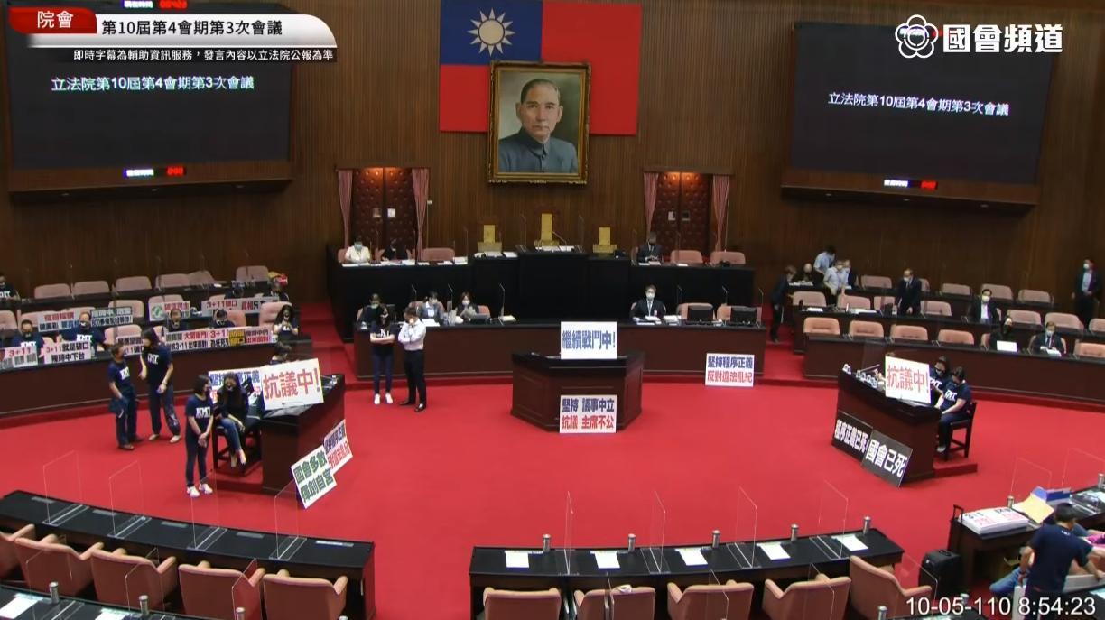 國民黨立院黨團今日一早再度占領議場，使立法院空轉無法審預算。（翻攝自國會頻道）