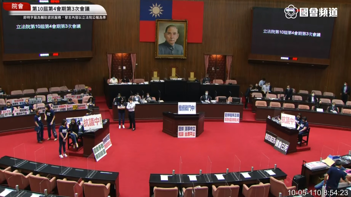 國民黨立院黨團今日一早再度占領議場，使立法院空轉無法審預算。（翻攝自國會頻道）
