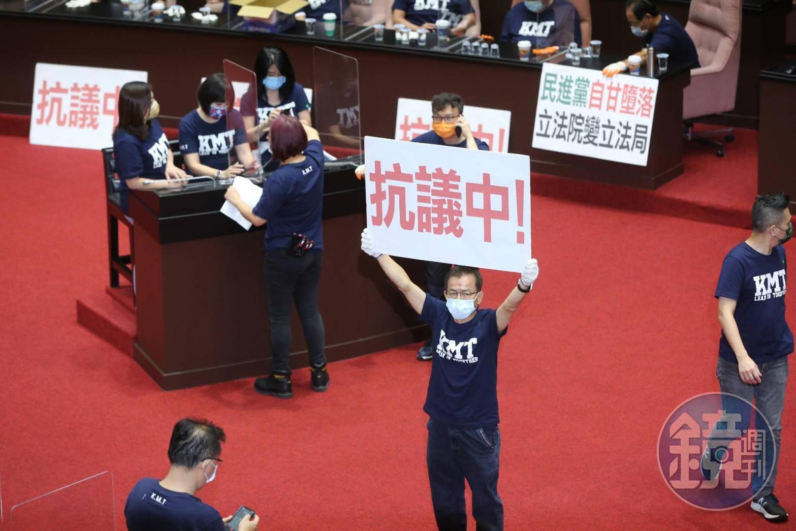 國民黨立院黨團不滿「3+11」專案報告，在本會期數度占據議場，使立院數度空轉無法審預算及進行施政報告；圖為立法院10月1日情況。