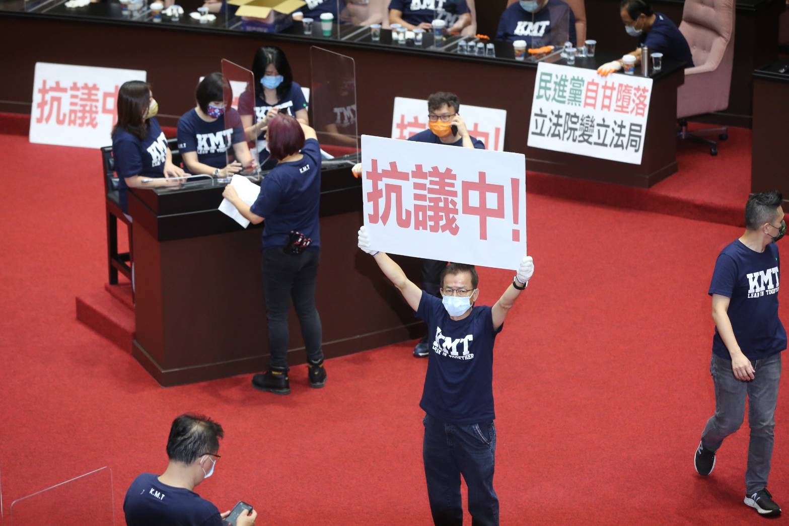 國民黨立院黨團不滿「3+11」專案報告，在本會期數度占據議場，使立院數度空轉無法審預算及進行施政報告；圖為立法院10月1日情況。