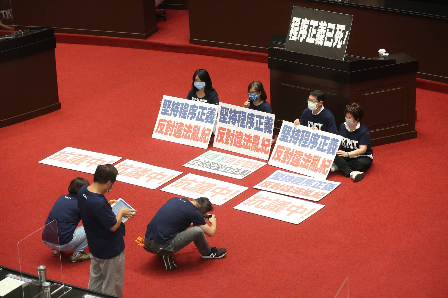 國民黨立院黨團不滿「3+11」專案報告，在本會期數度占據議場，使立院數度空轉無法審預算及進行施政報告；圖為立法院10月1日情況。