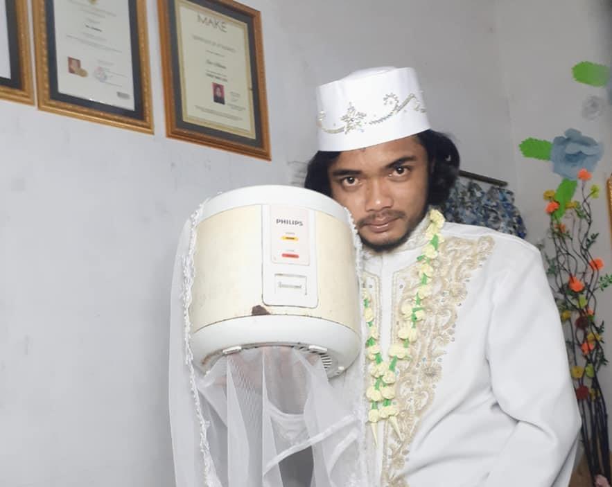 阿曼宣布與自己長年使用的電鍋結婚，令網友議論紛紛。（翻攝Khoirul Anam Facebook）