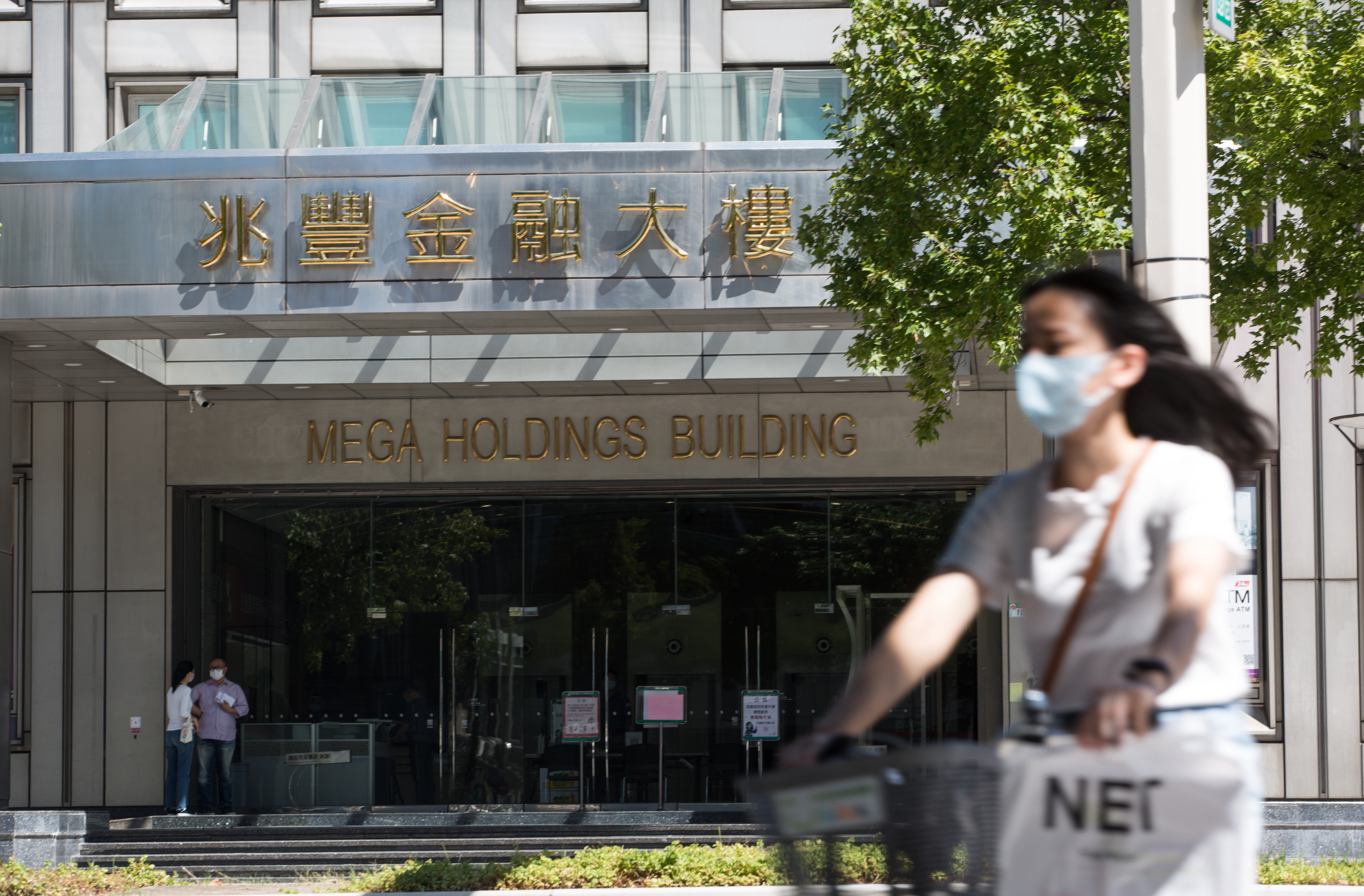 公股銀行擬配合央行政策，將第2戶房貸利率上調至1.5%以上。