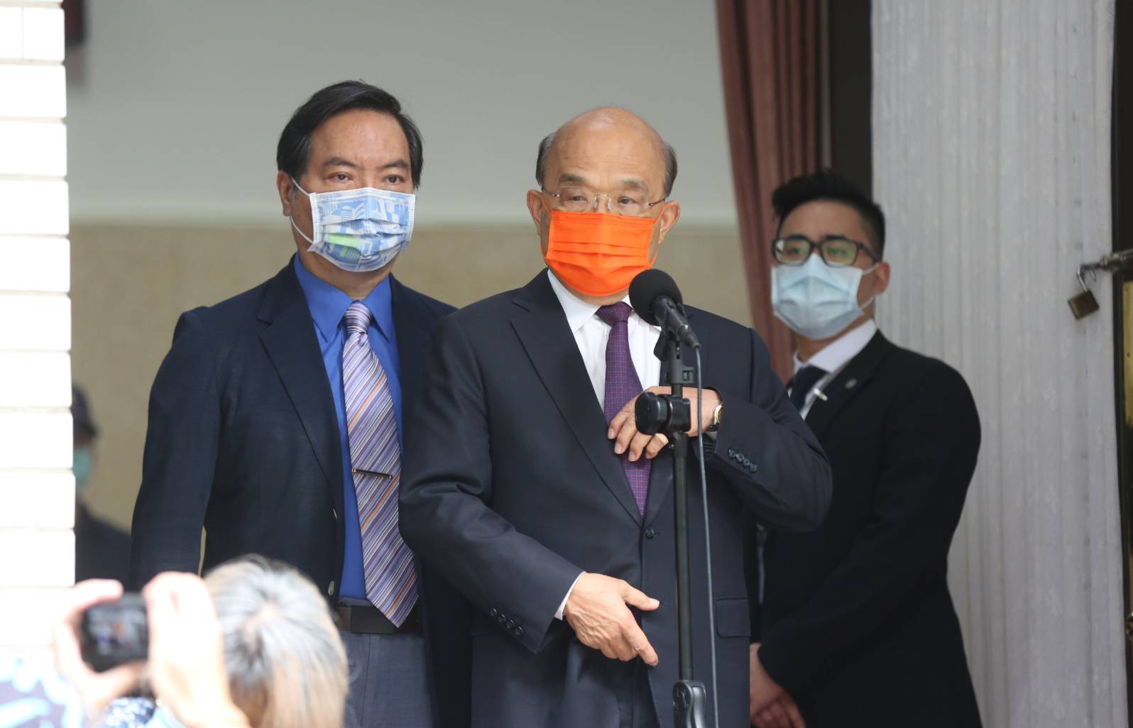 針對國民黨杯葛議事，蘇貞昌受訪無奈直言「這樣只會增長敵人威風」；圖為蘇貞昌10月1日赴立法院受訪畫面。