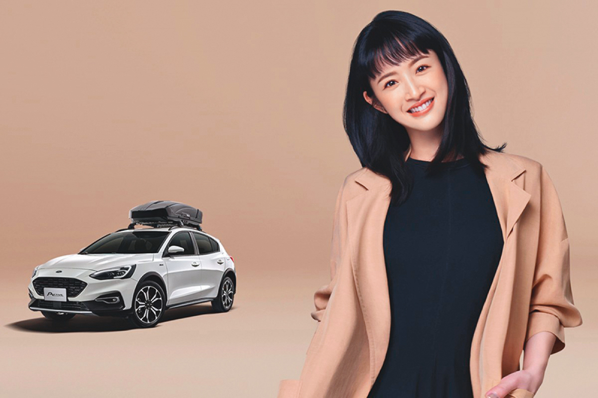 才剛爆出懷孕喜訊的林依晨早前拍攝的最新汽車廣告,用黑衣與風衣隱藏孕肚。(網路圖片)