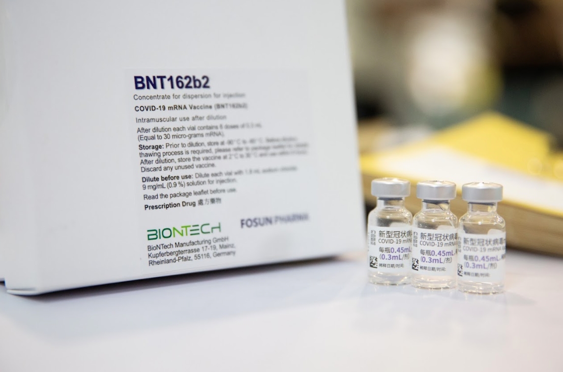 《路透》報導,美國近期研究指出,輝瑞/BNT疫苗在完整接種2劑後6個月,保護力自88%降至47%。(示意圖,本刊資料照)