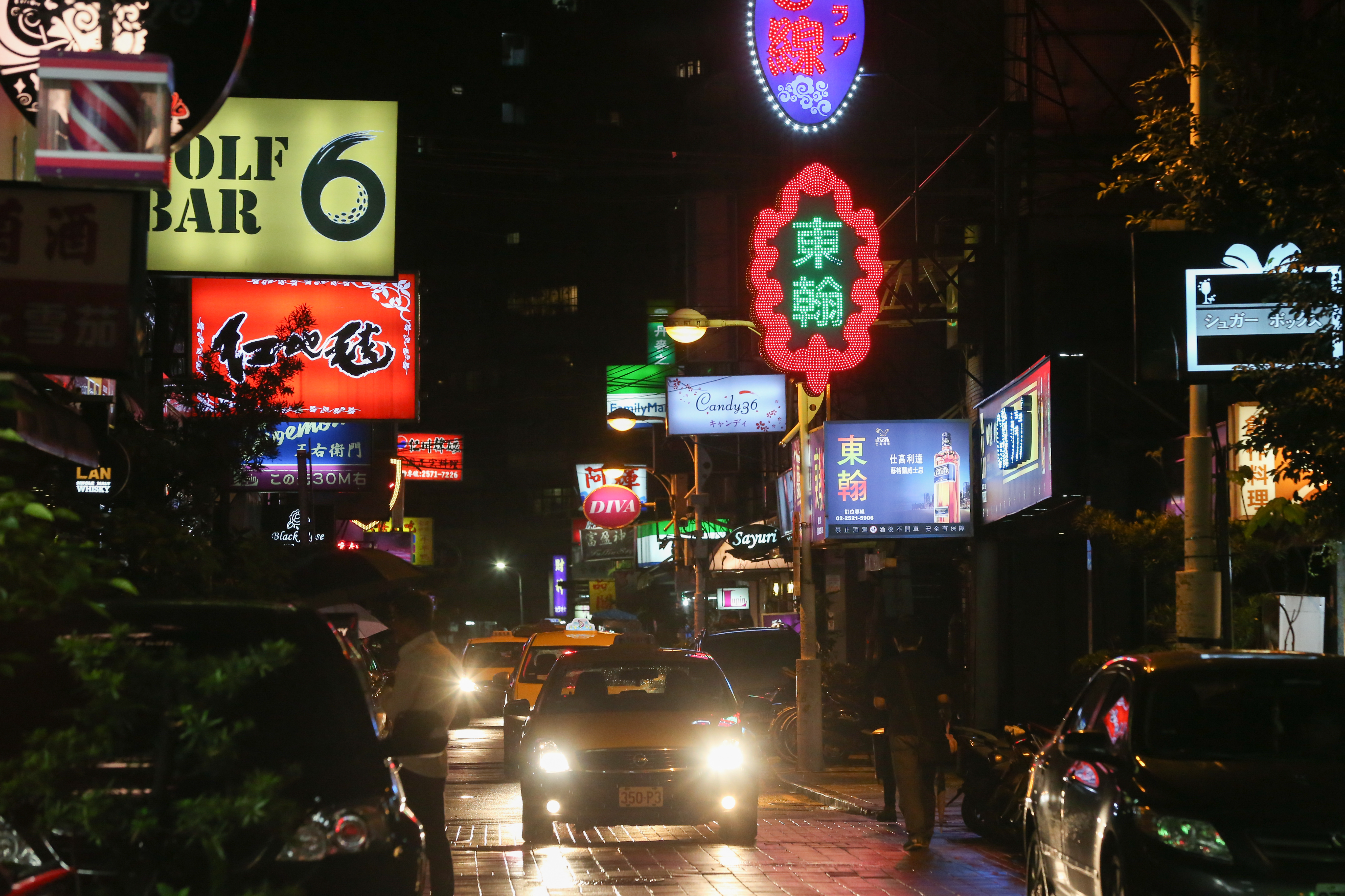 八大行業解封，但獨漏酒店、舞廳，林森北路條通燈紅酒路景象不知何時可見。（本刊資料照片）