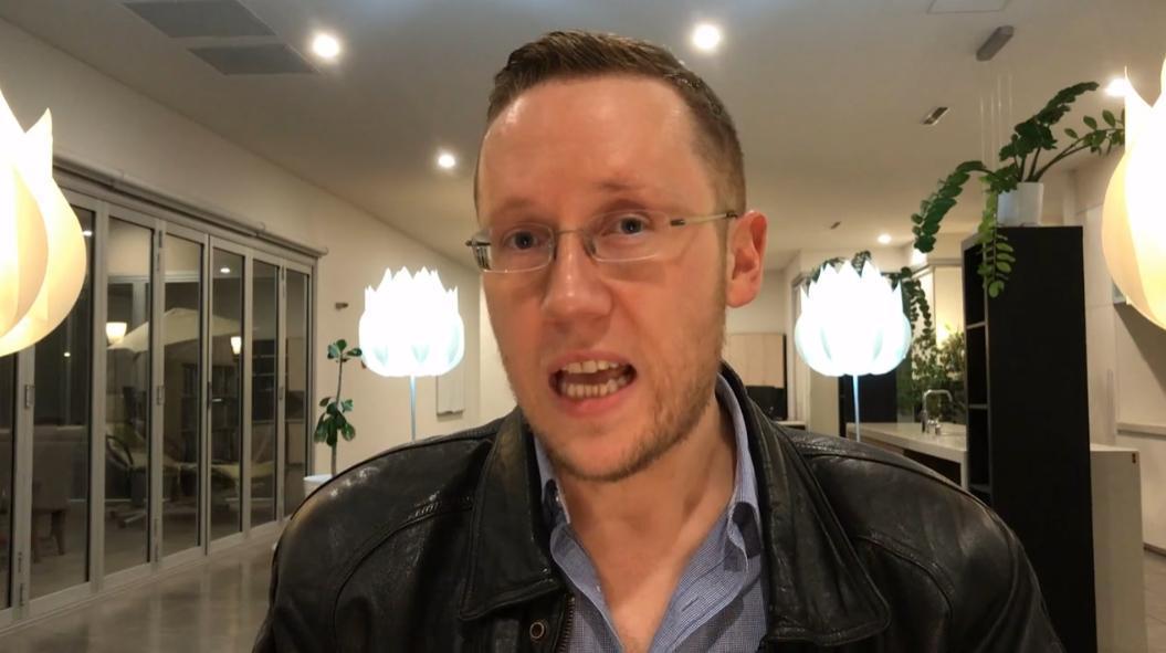 澳洲一位單身男子丹尼爾開設個人網站,盼能尋覓到靈魂伴侶共度一生。(翻攝Daniel Piechnick YouTube頻道)