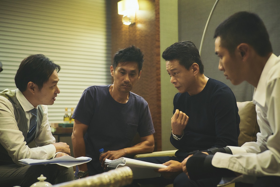 《鱷魚》導演陳大璞(左二)邀請鄭有傑(左一)客串,右一為柯震東、右二為李康生。(双喜電影提供)