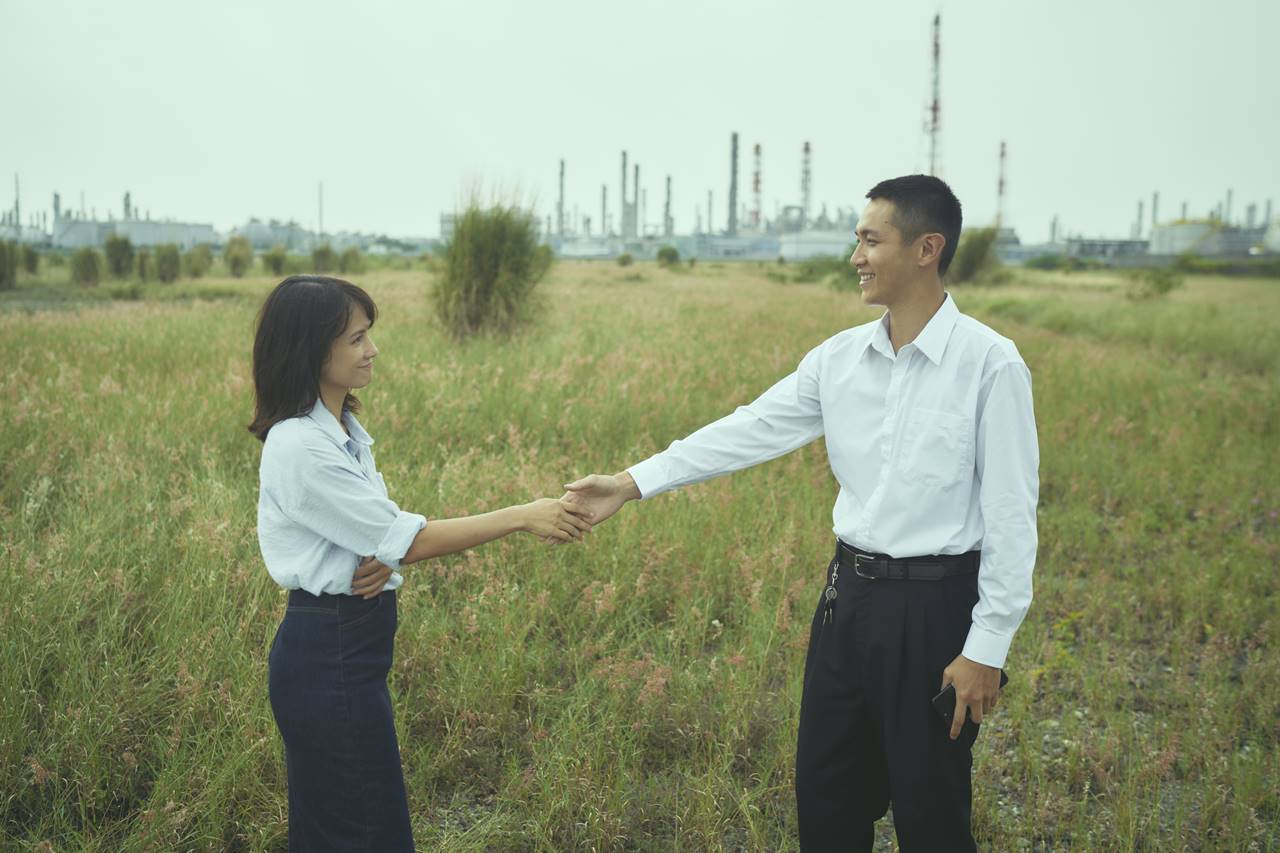 金馬影后李心潔(左)在電影《鱷魚》裡與柯震東(右)談起姐弟戀。(双喜電影提供)