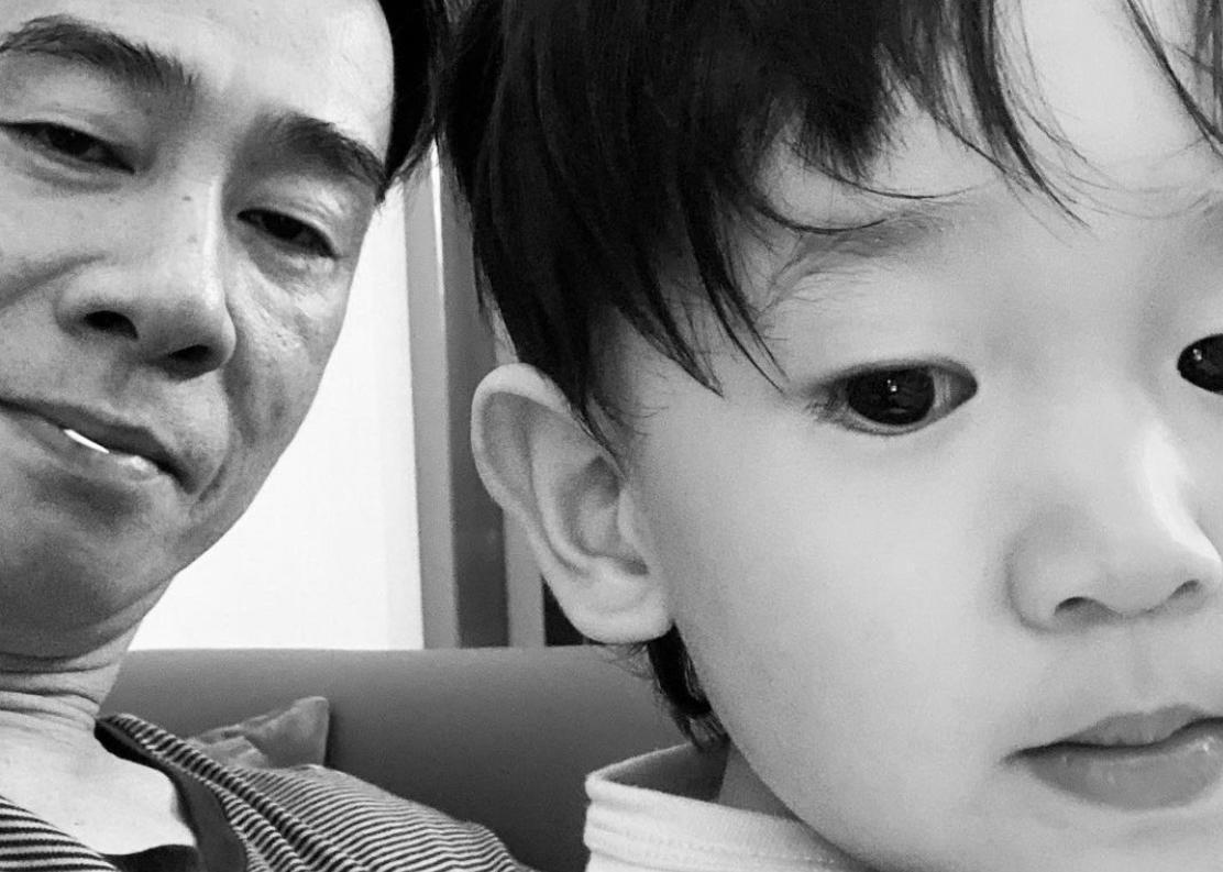 轉眼間陳小春、應采兒小兒子Hoho 已一歲四個月。(翻攝自陳小春IG)