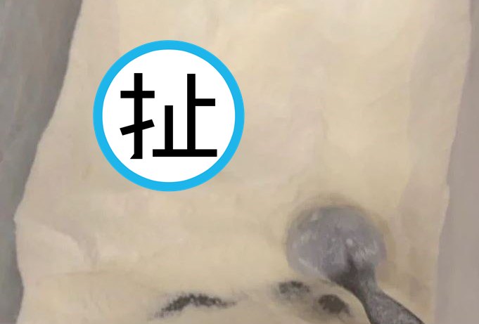 原PO貼出奶精裡有死蟑螂的照片。（翻攝Dcard）